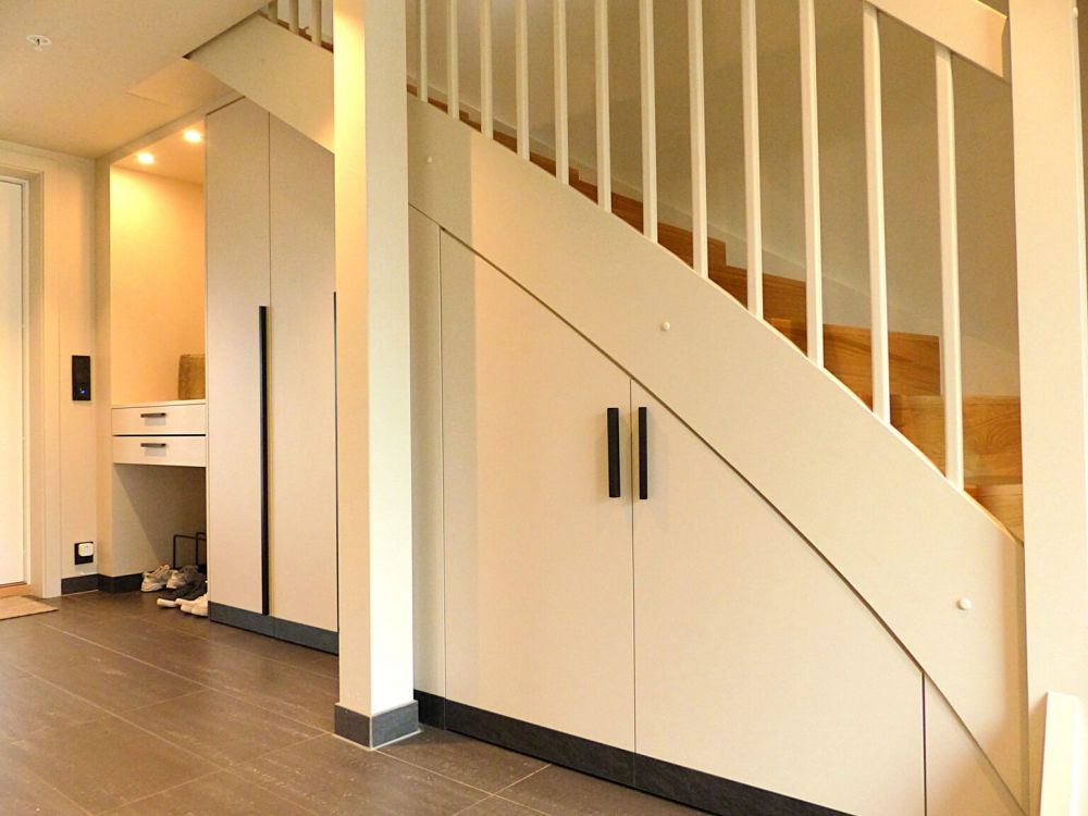 Oppbevaring under trapp  små grep som gir stor plass